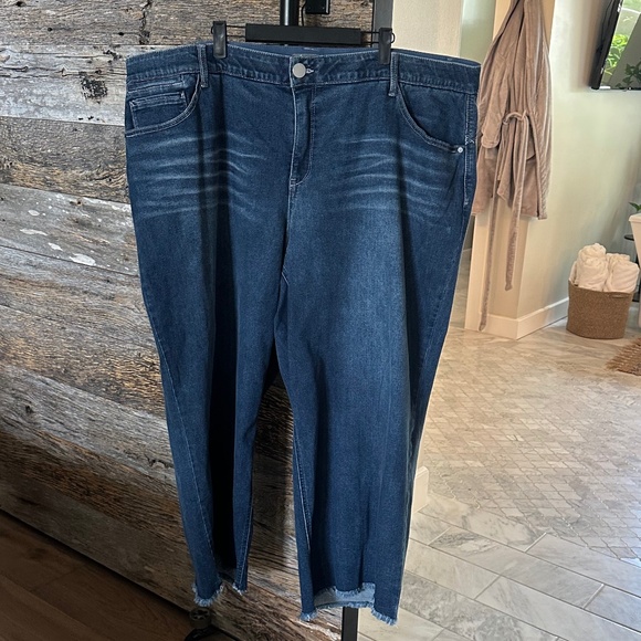 Democracy “AB”Solution Fray Hem Crop Jeans - Picture 2 of 10